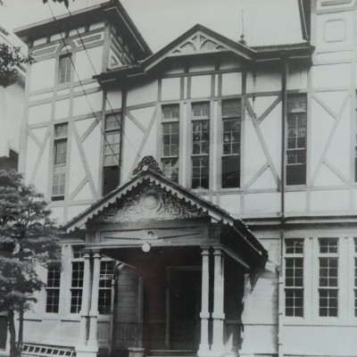 <p>6月、本館の西側（旧職員室）が取り壊され、鉄筋校舎となった。 昭和38年9月、写真の部分が壊され、本校のシンボルともいうべき白亜の学び舎は姿を消した。写真の左端に一部改築された校舎が見える（京都新聞社提供）</p>
