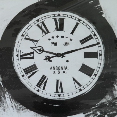 思い出の時計東山中学校第一回卒業生（明治45年）寄贈のアメリカ製時計。校長室入口上部外壁にかけられ、”時計の下に立て！”と命ぜられた思い出の深い時計である。