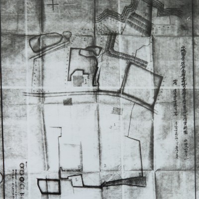 <p>新校舎の用地実測図<br />
明治39年5月、新校舎の用地を現在地である上京区南禅寺町字寺内に求めたが、この地には慈氏院（南禅寺の塔中）が建っていた。</p>
