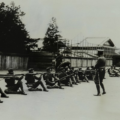 <p>太平洋戦争勃発とともに軍事教練の比率が増大。裏山に戦技訓練道場ができた。</p>
